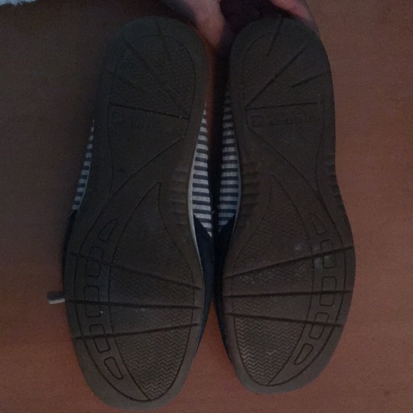 Navy blue Sperry boat shoe. - Picture 3 of 3